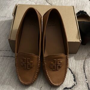 Tory Burch Cognac Leather Logo Driving Loafers